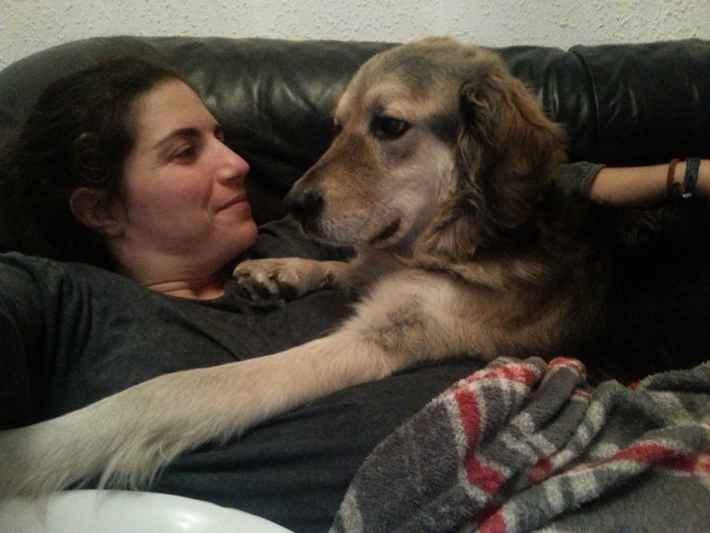 yo y mi perro, Lex, estirados en el sofá mirándonos cara a cara