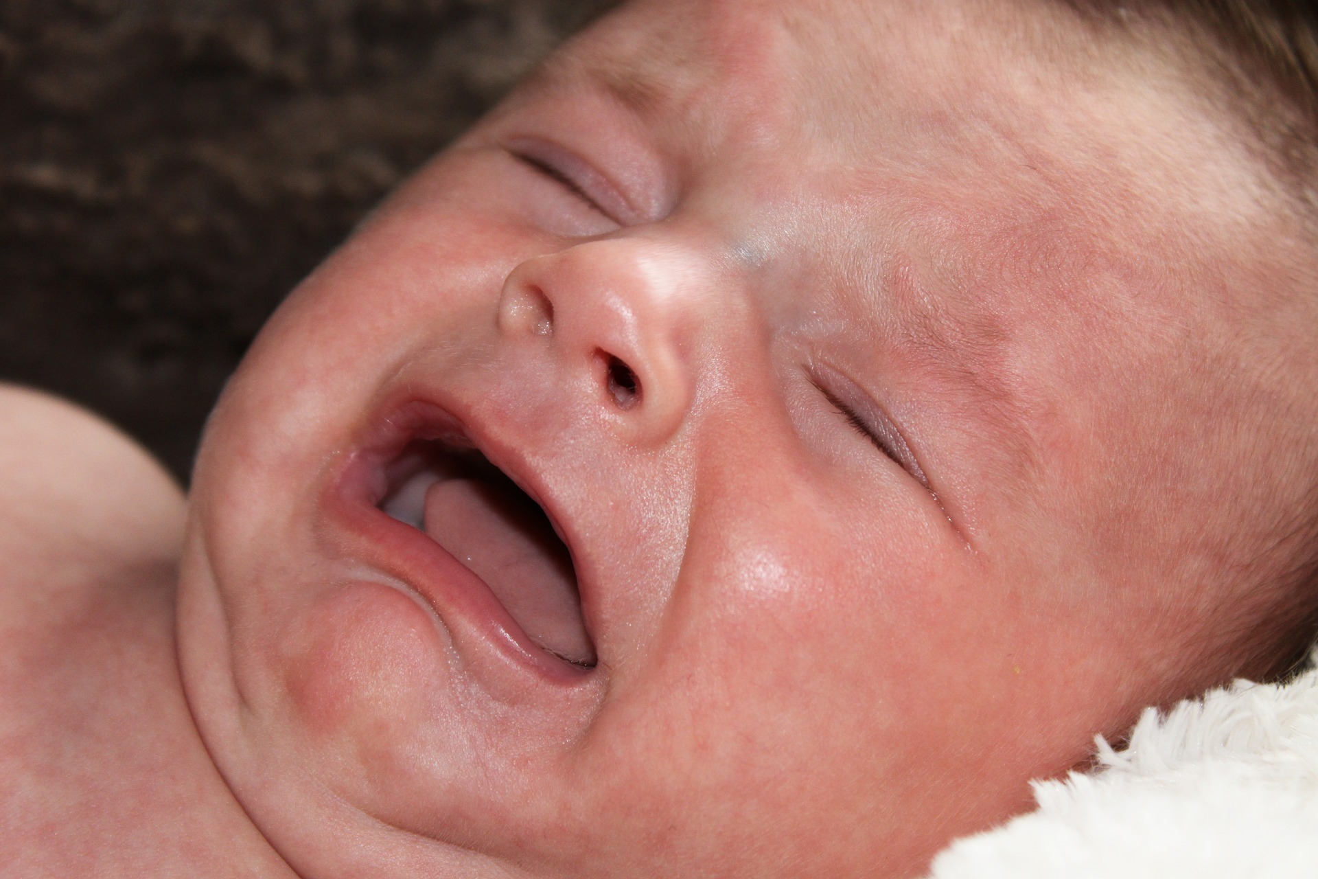 primer plano de la cara de un bebe llorando